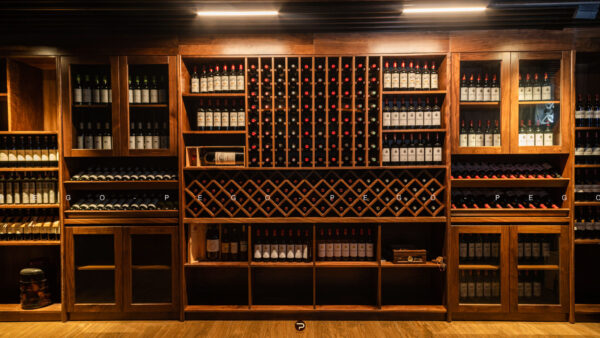 Tủ rượu gỗ óc chó làm tăng thêm sự sang trọng và đẳng cấp cho không gian ngôi nhà